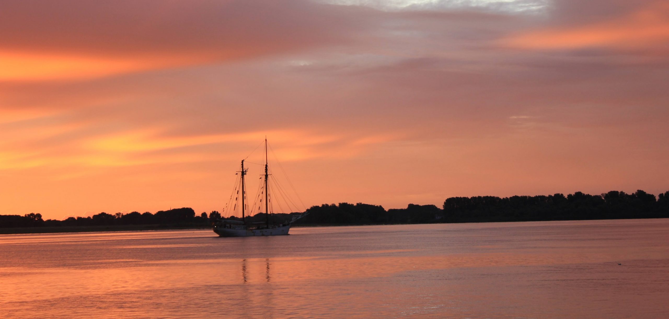 Avontuur im Sonnenaufgang kurz vor Hamburg 2020